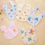 Three fancy-looking waterproof baby bibs with a plastic sheet Three-piece set of water-resistant velvet baby bibs and soft bibs made of plastic sheets for babies.