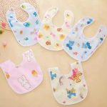Three fancy-looking waterproof baby bibs with a plastic sheet Three-piece set of water-resistant velvet baby bibs and soft bibs made of plastic sheets for babies.