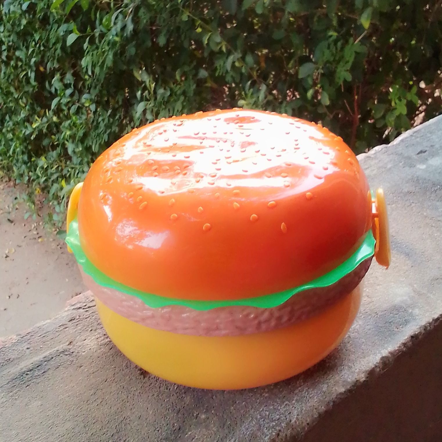 imgi_59_bedbea1e137fd4b33df303ce6ee9f1a8 Burger Shaped Lunch Box For Kids - Image 1