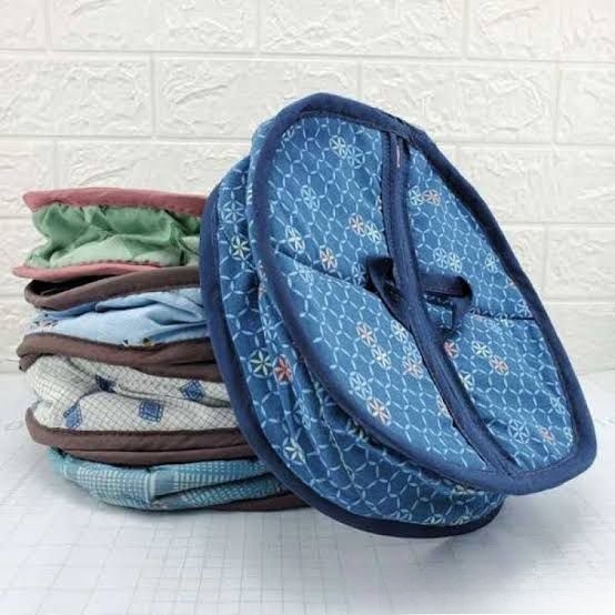 imgi_1_d6dffce1b1162928561ac0a60c198cb5 Zipper Roti Cover, Keep your rotis soft and warm for hours with our premium Roti Insulation Bag 🍞 Perfect for home, work, or travel enjoy fresh, hot rotis anytime 🍽️ Made from high-quality material to lock in warmth and preserve freshness 🔥 Never settl - Image 1
