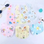 Three fancy-looking waterproof baby bibs with a plastic sheet Three-piece set of water-resistant velvet baby bibs and soft bibs made of plastic sheets for babies.